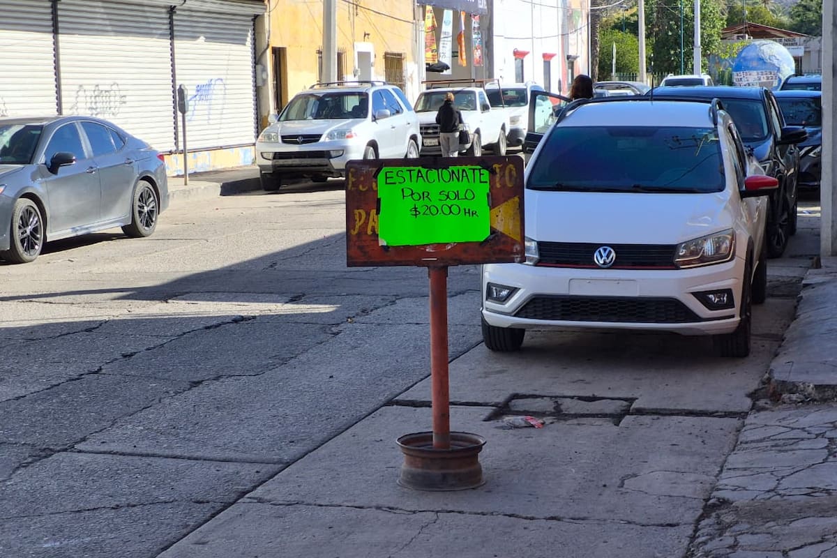 Apartar lugares de estacionamiento en el Centro de Hermosillo está prohibido y puede denunciarse