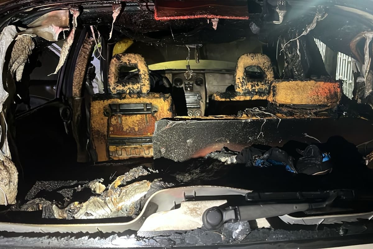 Prenden fuego a vehículo durante la noche en la colonia de Rosarito