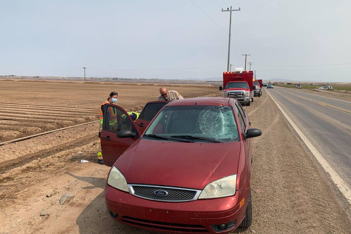 Llanta de camión se impacta contra un auto en Somerton