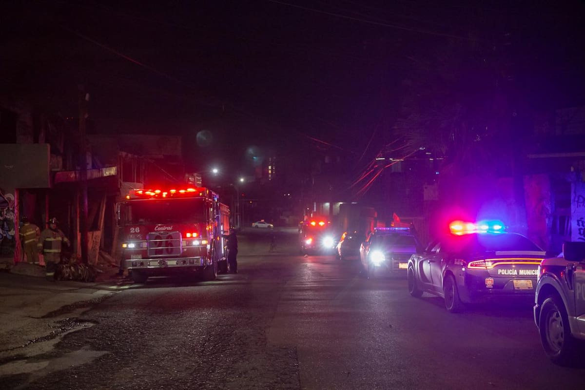 Reportan incendio con riesgo de colapso en locales abandonados