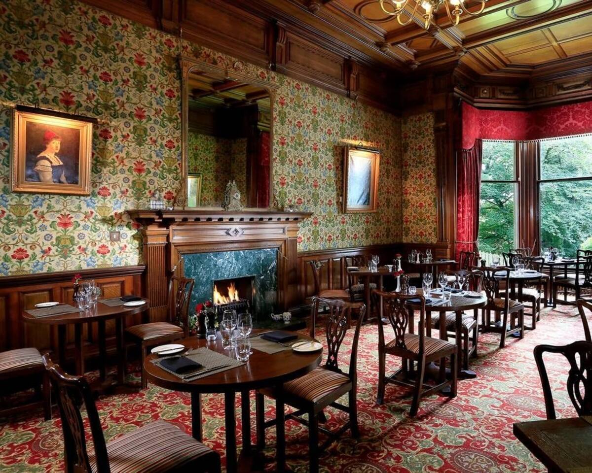 El cineasta revela detalles escalofriantes sobre su alojamiento en un antiguo hotel escocés, conocido por su atmósfera misteriosa y presencias paranormales. Foto: El Universal