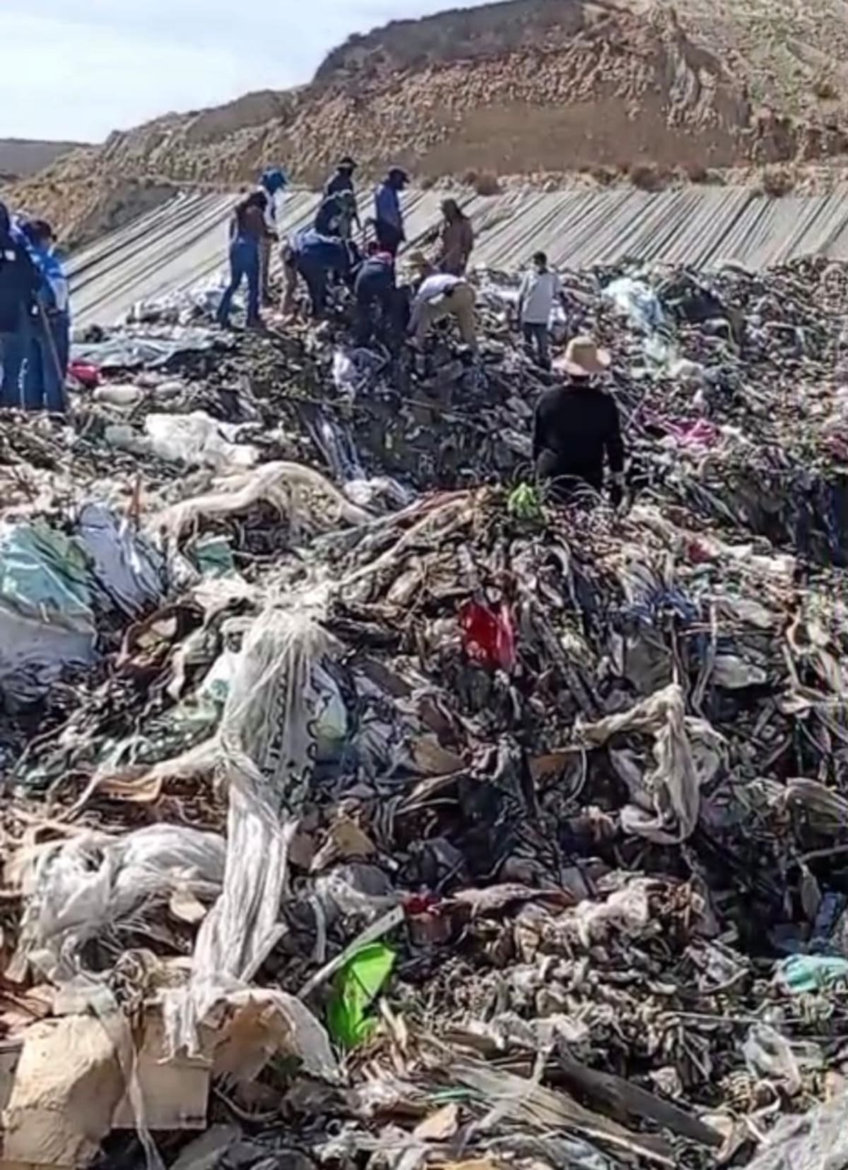 El colectivo Buscando a Tolano exigió restringir el acceso al sitio tras el hallazgo de restos humanos y afirmó que continúan recibiendo reportes anónimos sobre posibles cuerpos sepultados entre los residuos. Foto. Cortesía