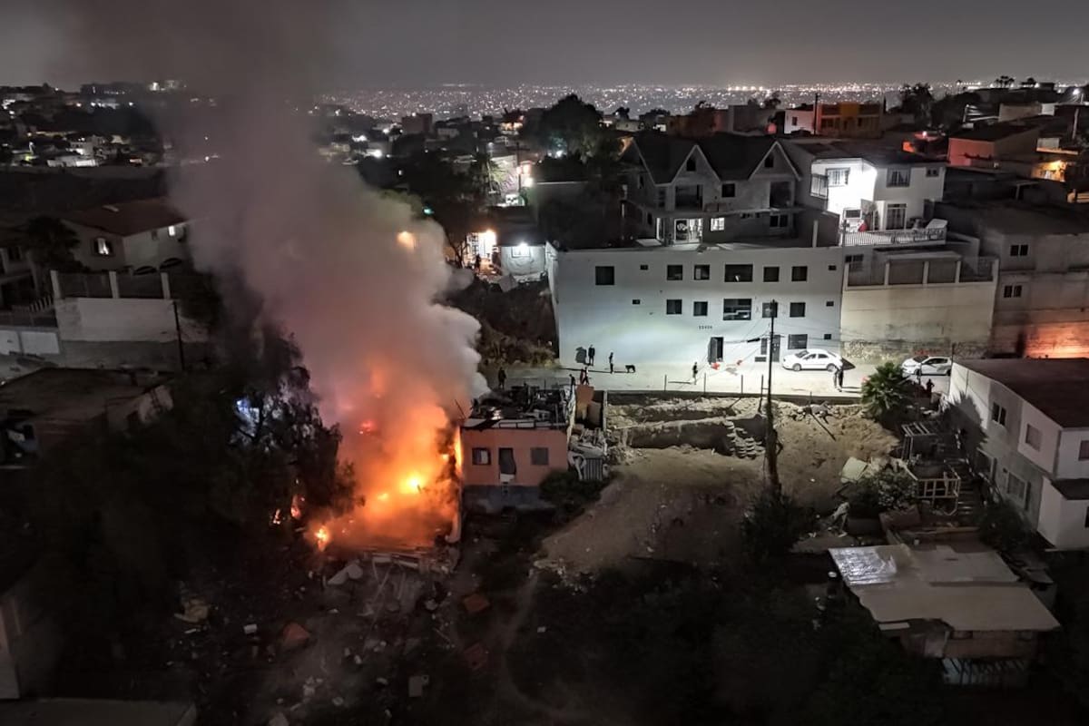 Fuego consume dos hogares en colonia Luis Echeverría