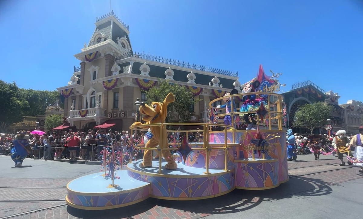 Los personajes más queridos de Disneyland participan en el desfile.