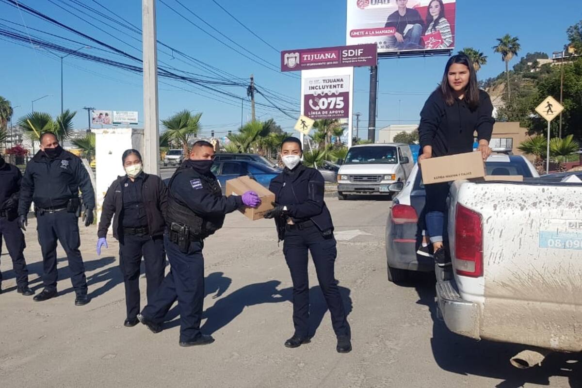 Entregan policías municipales y SDIF despensas a familias