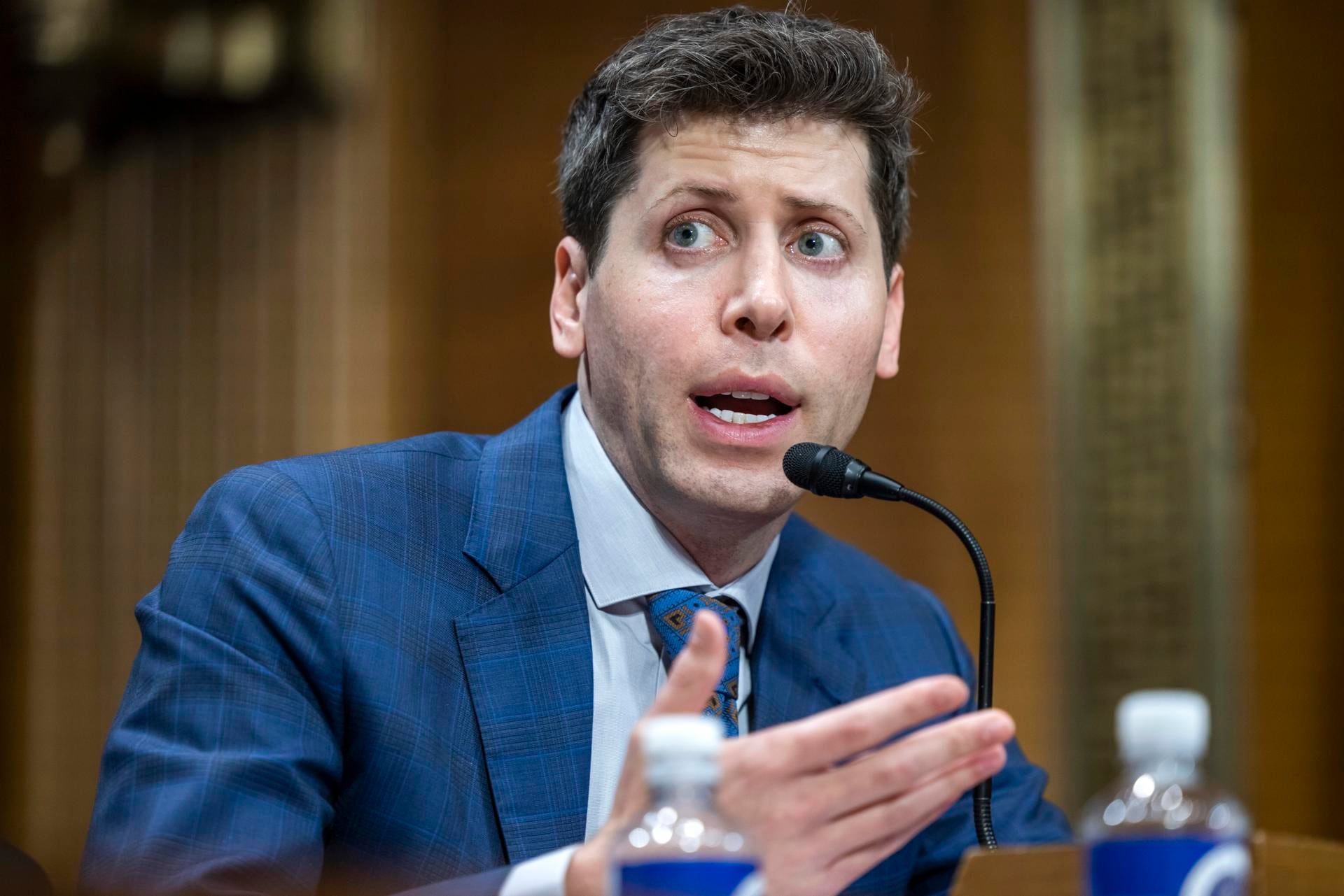 El director ejecutivo y cofundador de Open AI, desarrolladora del programa de generación de texto ChatGPT, Sam Altman, testifica ante un subcomité del Senado de Estados Unidos, en Washington, este 16 de mayo de 2023. EFE/EPA/Jim Lo Scalzo
