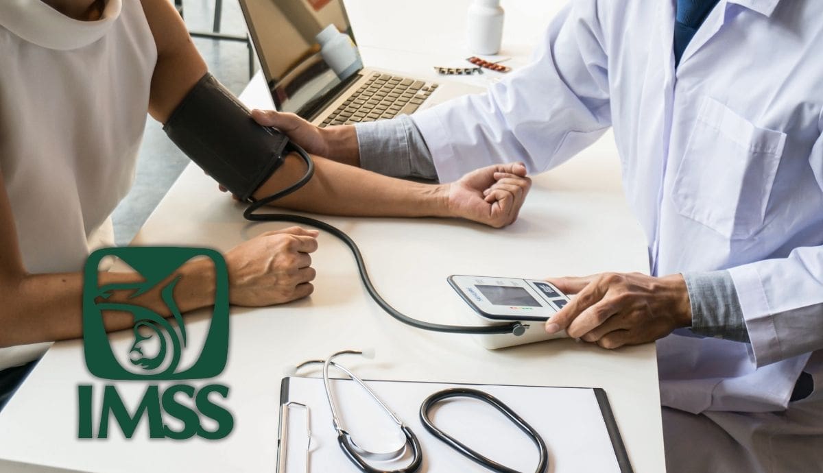 Un médico realiza la valoración de presión arterial a un paciente para emitir el dictamen correspondiente a la pensión por invalidez del IMSS. | Canva