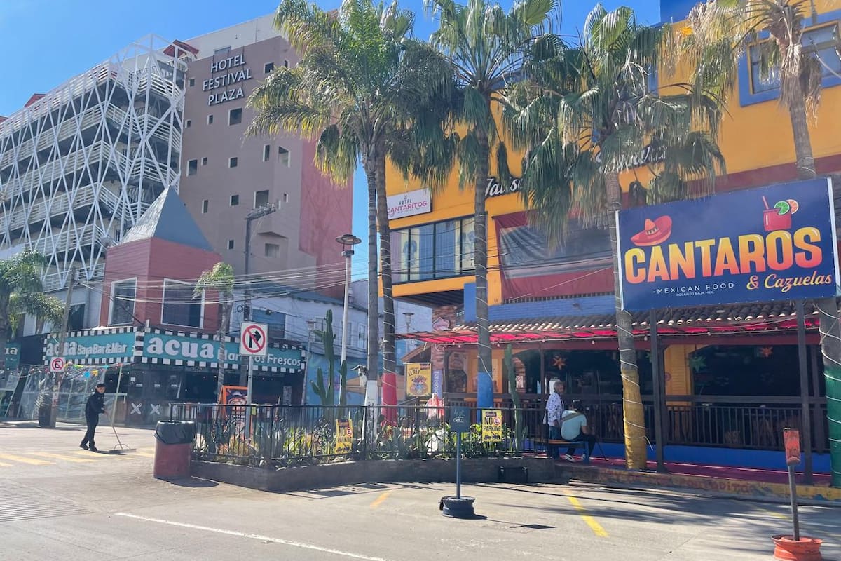 Cancelaciones en hoteles de Rosarito tras disturbios en Baja California, aunque el sector opera con normalidad