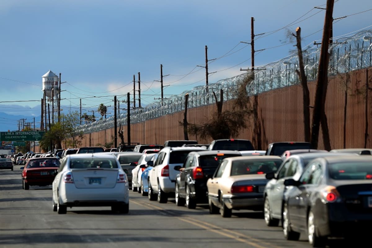 Largos tiempos de espera para cruzar a Calexico por la Garita Zona Centro
