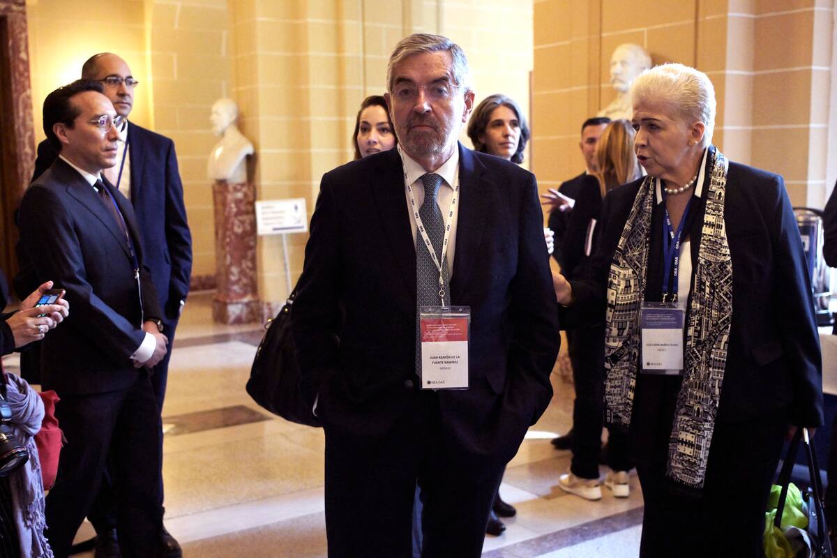 El secretario de Relaciones Exteriores de México, Juan Ramón de la Fuente, camina este lunes, junto a la representante permanente del país ante la Organización de los Estados Americanos (OEA), Luz Elena Baños, a su llegada a una sesión extraordinaria de la Asamblea General del organismo para elegir a su nuevo secretario general en Washington.