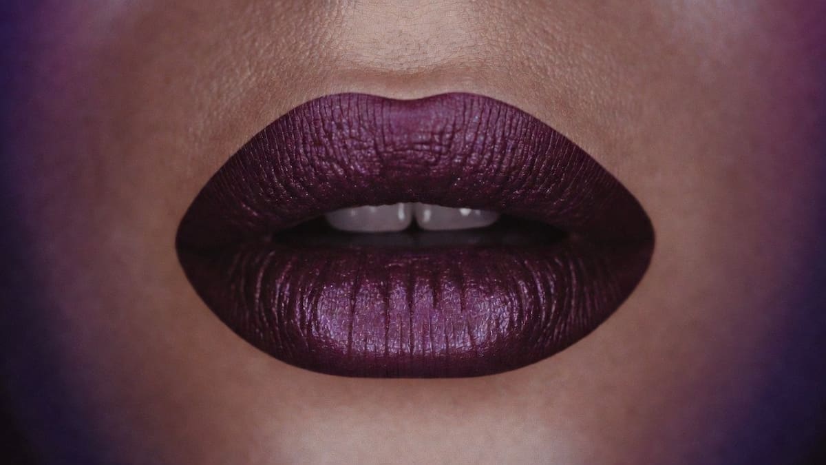 Labios en tono ciruela | Foto: Grok