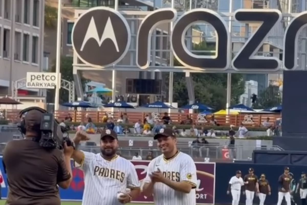 Banda MS lanza la primera bola en el juego de los Padres de San Diego