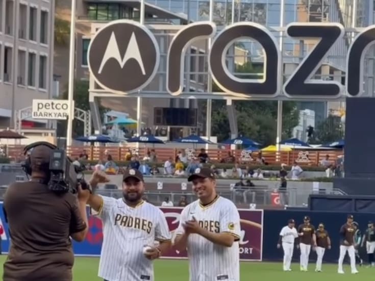 Banda MS lanza la primera bola en el juego de los Padres de San Diego