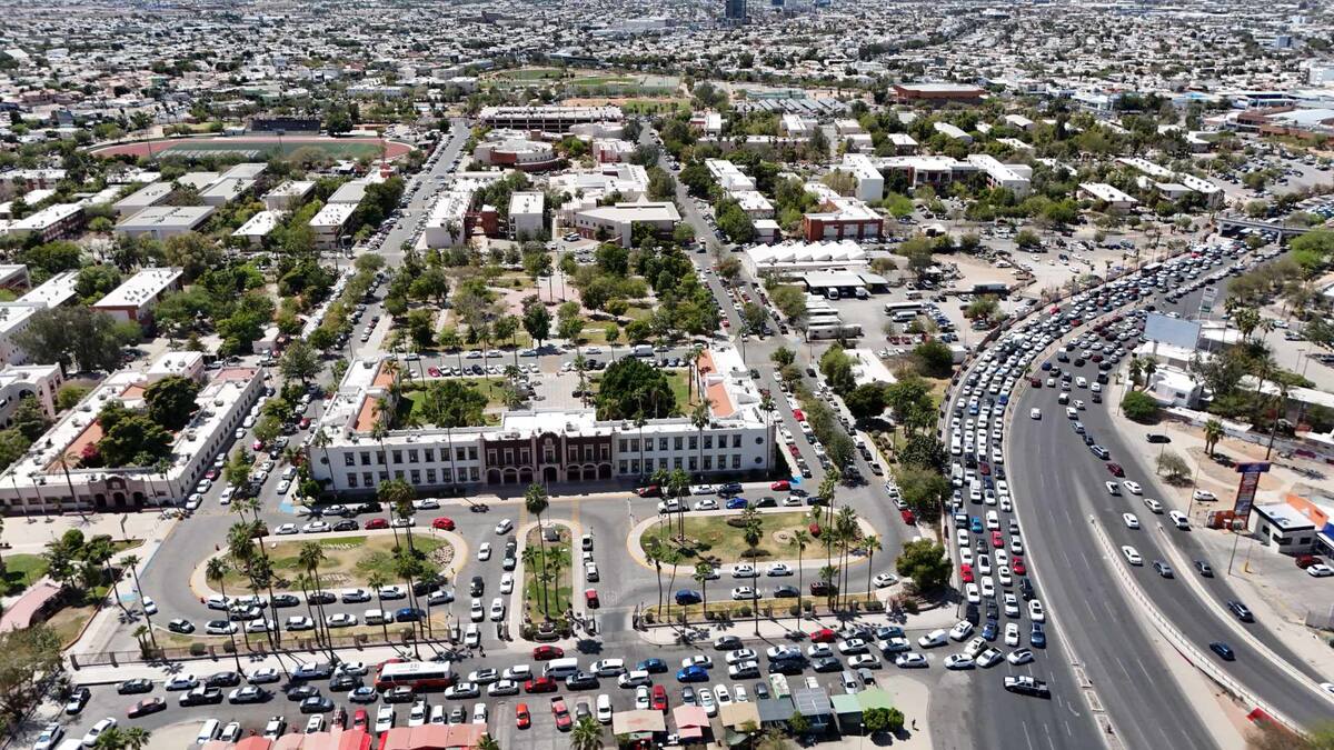 Sindicato de la UNISON bloquea calles en protesta por falta de avances en negociaciones
Foto: Julián Ortega.