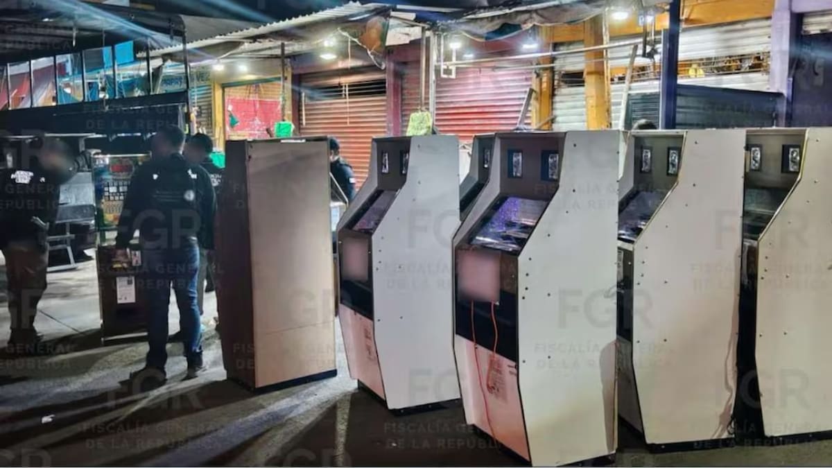 La FGR decomisó 40 máquinas tragamonedas durante tres cateos realizados en el mercado Malibrán, en el municipio de Veracruz. (FGR/El Universal)