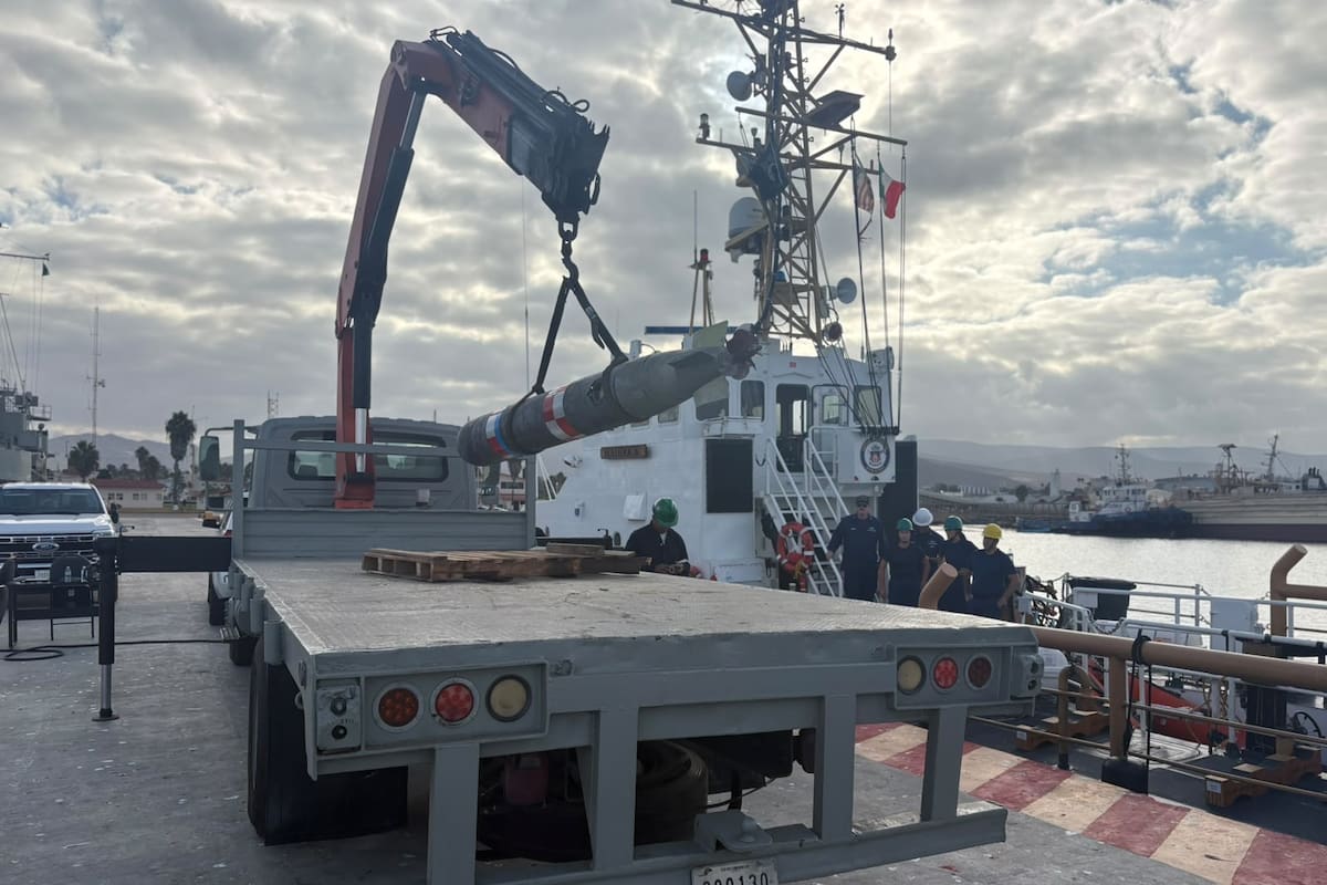 Marina entrega a Estados Unidos torpedo de prácticas que llegó a aguas de Ensenada desde California
