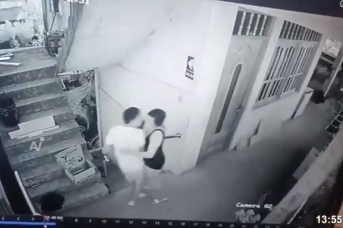 Intentaba evitar que su pareja viera su celular; tropezaron durante la pelea y ambos cayeron del segundo piso