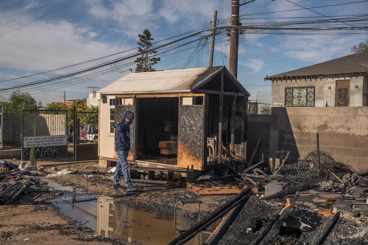 El incendio inició en una zona de viviendas dentro del albergue y dejó tres casas afectadas, sin personas heridas. Fotos: Border Zoom