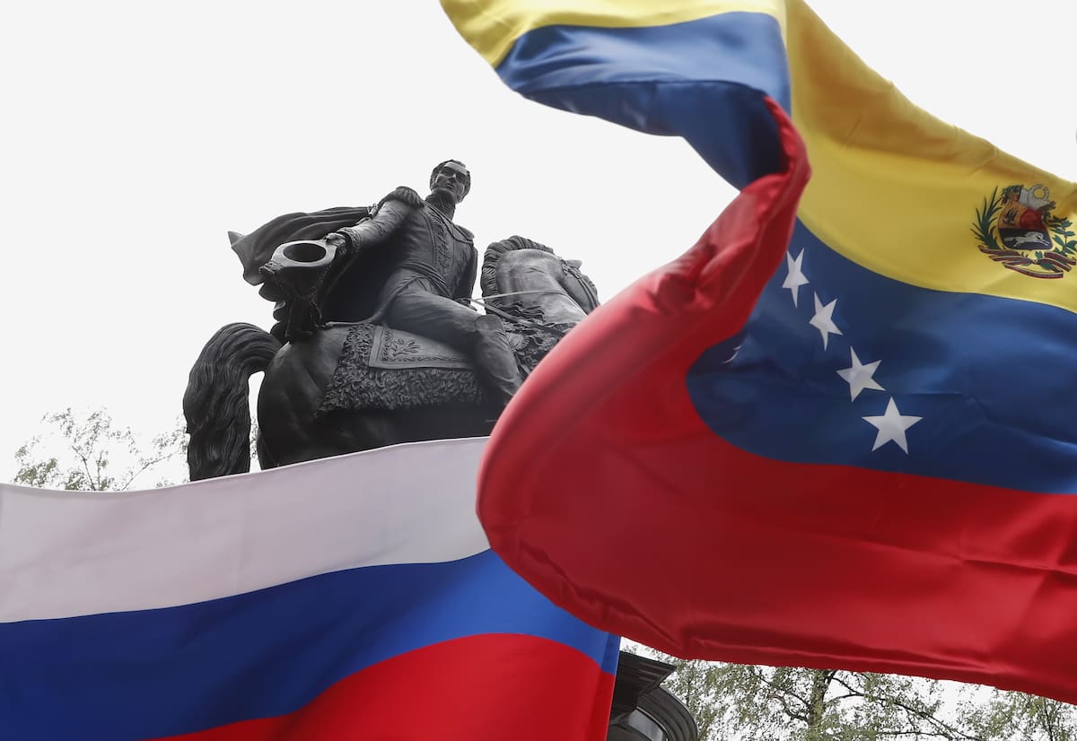 Moscow (Russian Federation), 19/07/2023.- Russian and Venezuelan flags fly during the opening ceremony of a monument to Venezuelan military and political leader Simon Bolivar (1783-1830) in Moscow, Russia, 19 July 2023. The Moscow monument is a copy of the Simon Bolivar monument in Caracas. (Rusia, Moscú) EFE/EPA/MAXIM SHIPENKOV