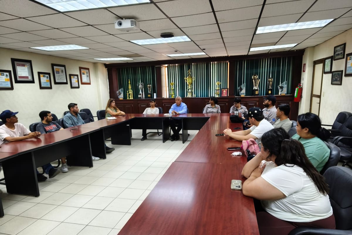 Rector de la UTH atiende en mesa de diálogo las demandas de estudiantes manifestantes