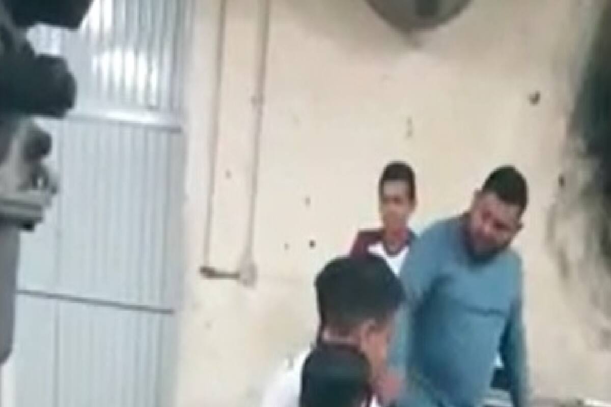 Exhiben a maestro de secundaria por dar clases a 'pambas y patadas'