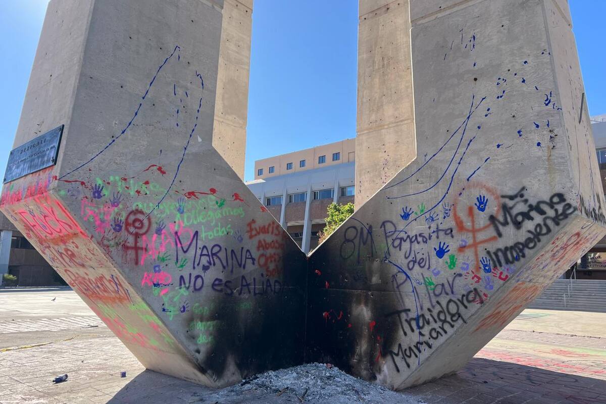 Así amaneció el Centro Cívico de Mexicali tras la marcha feminista