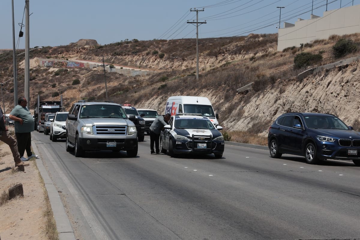 El accidente provocó una larga fila de autos que esperaban subir por la vialidad.