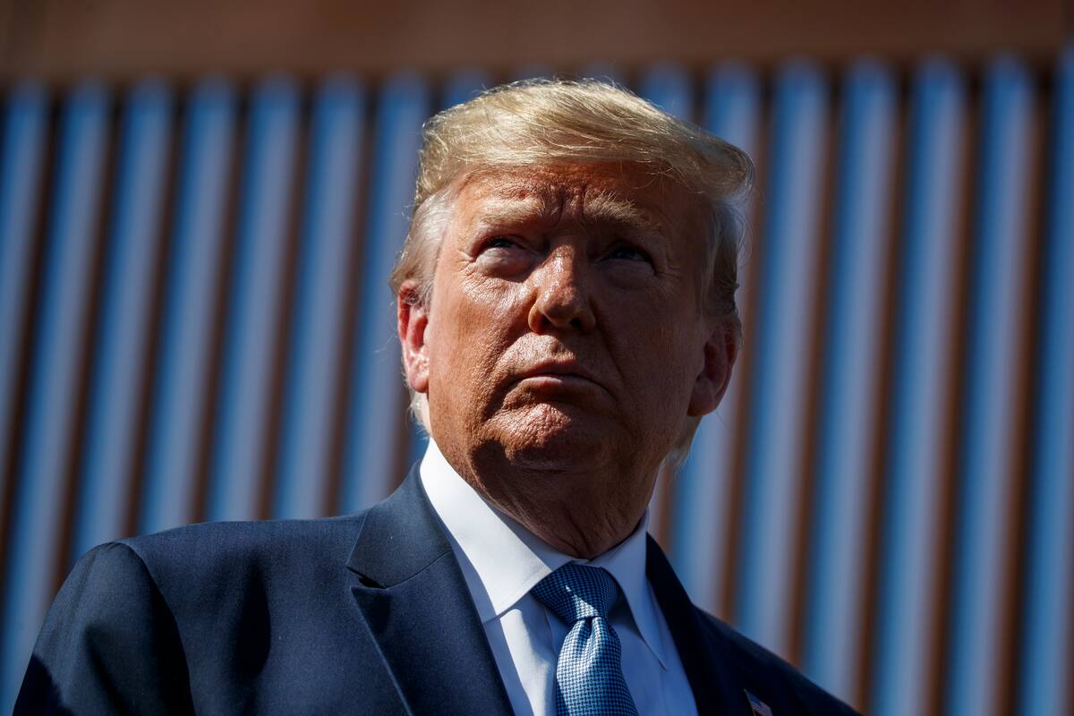 El presidente Donald Trump recorre una sección del muro fronterizo en Otay Mesa, California, el miércoles 18 de septiembre de 2019. (AP Foto/Evan Vucci)