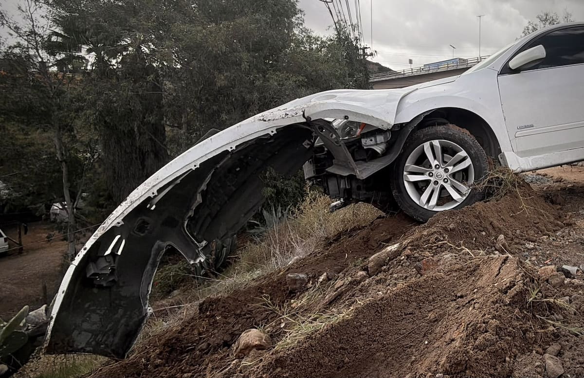 Un Nissan Altima blanco cayó a un barranco de aproximadamente cuatro metros en la carretera libre Rosarito-Tijuana, a la altura de Nuevo Morelos. Foto: Cortesía / Border Zoom