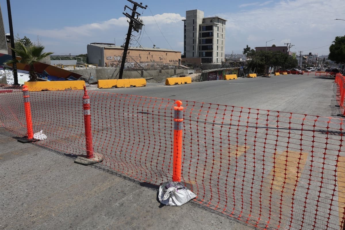Prevén reapertura parcial de carril en Zona Centro tras colapso de muro