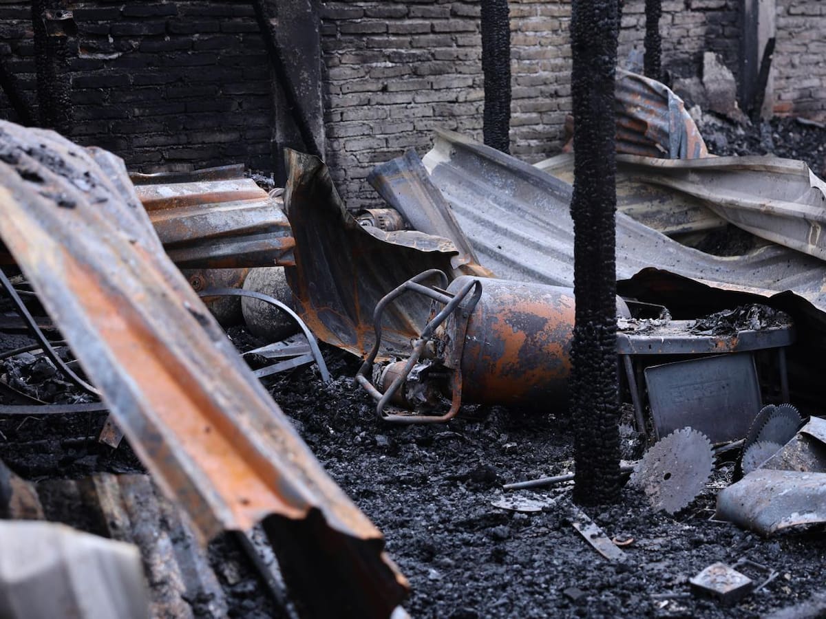 Un incendio consumió el taller de carpintería de una familia en Mexicali, dejando también la triste pérdida de su perrita Laika, de cinco años l Foto: Juan J. Morales