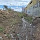 Riesgo por pluvial colapsado junto a la vía del tren