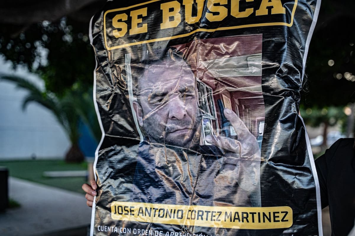 Familiares de una menor víctima de violación se manifestaron en las instalaciones de la Fiscalía para exigir la detención del presunto agresor. Foto: Border Zoom