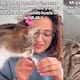 Joven revela que, después de verla “mascar chicle”, su gato ahora imita el gesto con solo oler uno