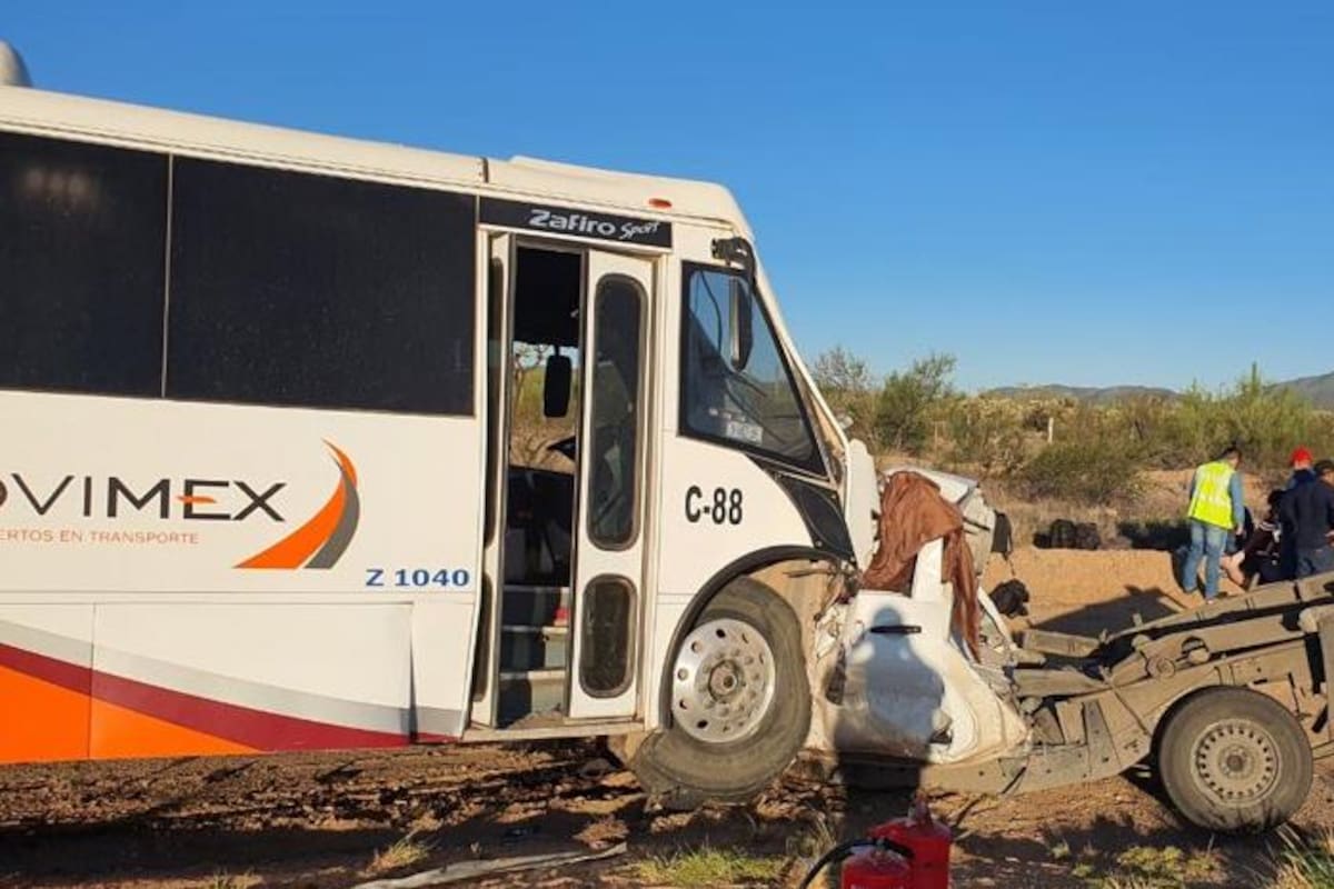 Choque en Caborca de camión con mineros y camioneta deja un muerto y 22 heridos