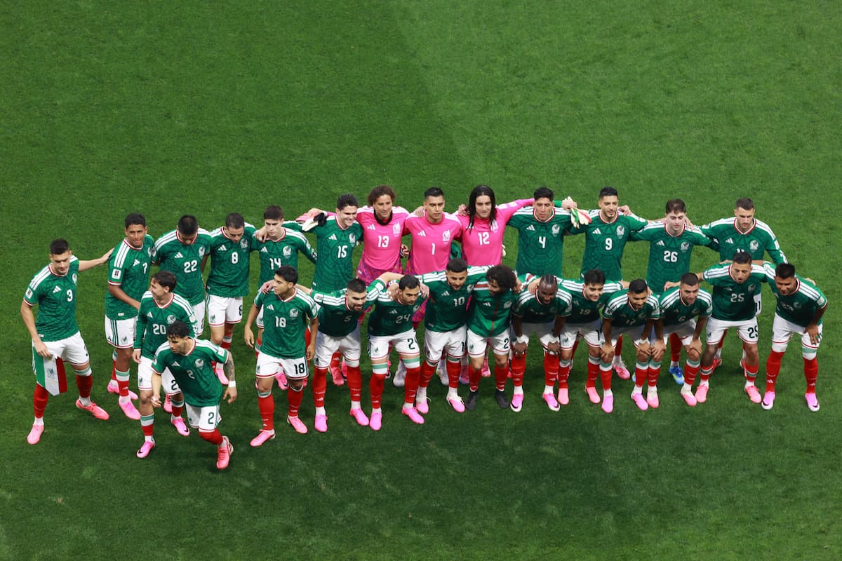 La Selección Mexicana se toma la foto del recuerdo previo al duelo con Inglaterra. (Foto: EFE)
