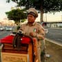 El sonido de una tradición: Organillero comparte su música en las calles de Mexicali
