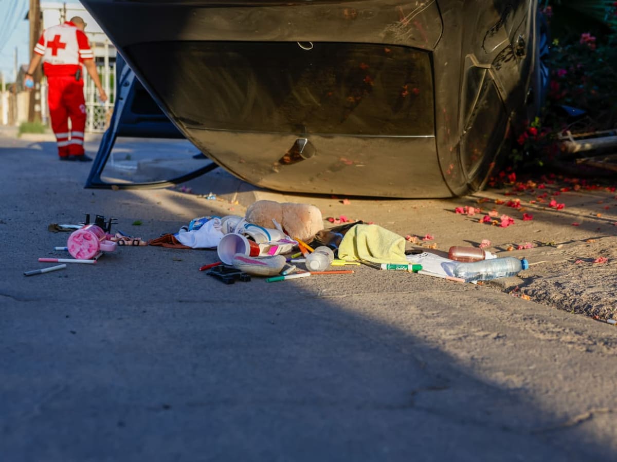 La unidad terminó volcada y derribó el cerco de un domicilio; la mujer fue atendida por paramédicos. Foto: Juan J. Morales