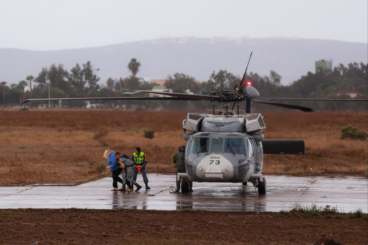 Autoridades realizan rescates aéreos en la comunidad Génesis, en Ensenada, tras las lluvias de Rachel. Foto: Cortesía