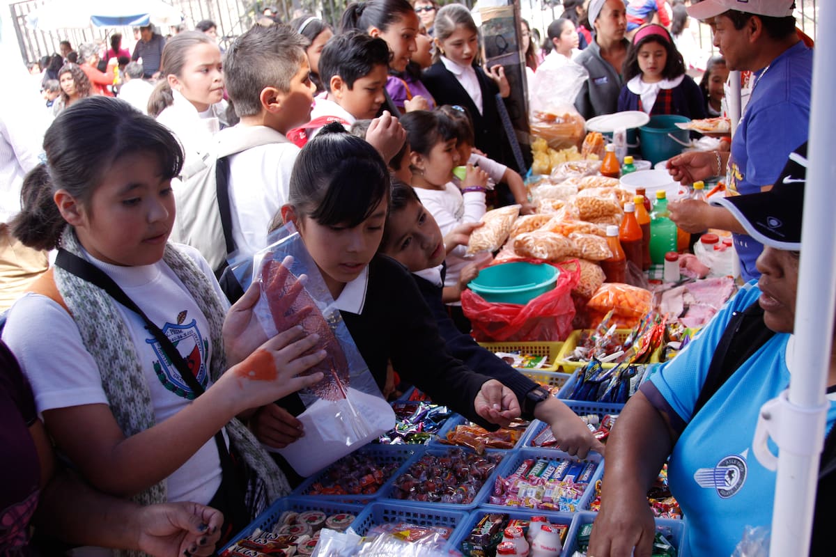 Venta de comida chatarra en escuelas. Foto: Archivo