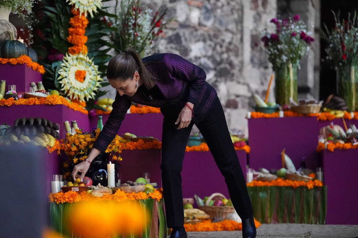 Sheinbaum celebra el Día de Muertos con tributo a las mujeres indígenas. | Crédito: Presidencia