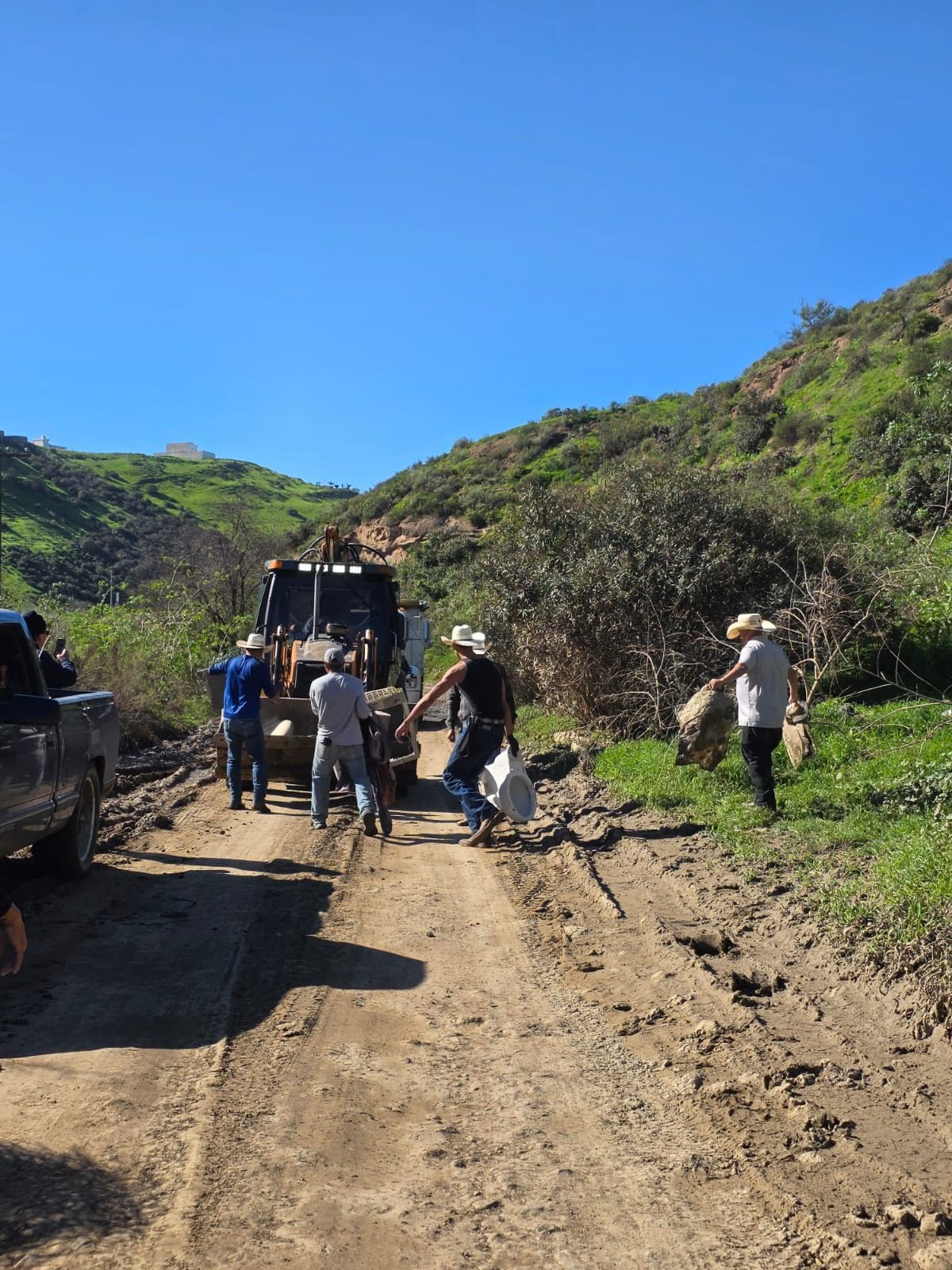 Un grupo de ciudadanos llevó a cabo una jornada de limpieza en el Cañón Rosarito, ante la gran cantidad de basura acumulada en el camino que conecta con distintas rancherías del lugar. Foto: Cortesía