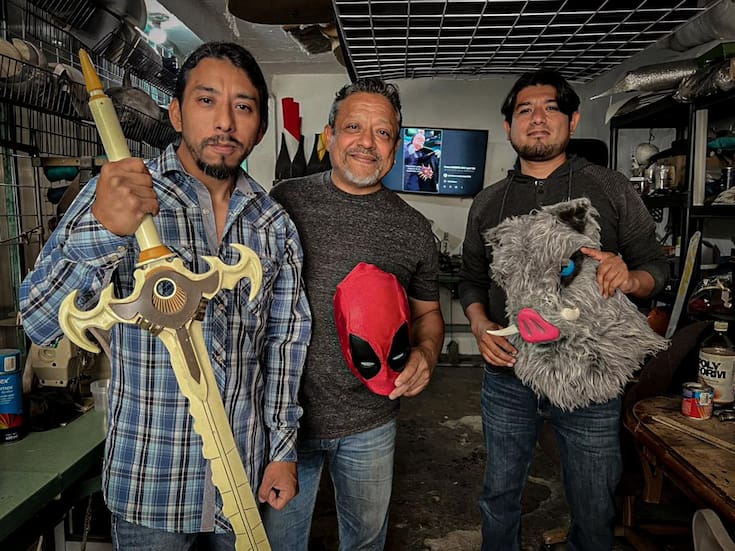 Familia de Tijuana crea réplicas de videojuegos y anime