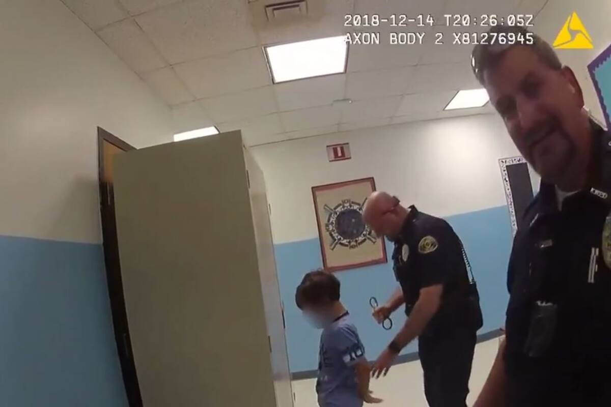 VIDEO: Policía arresta a menor de 8 años tras agredir a maestra; familia presenta demanda