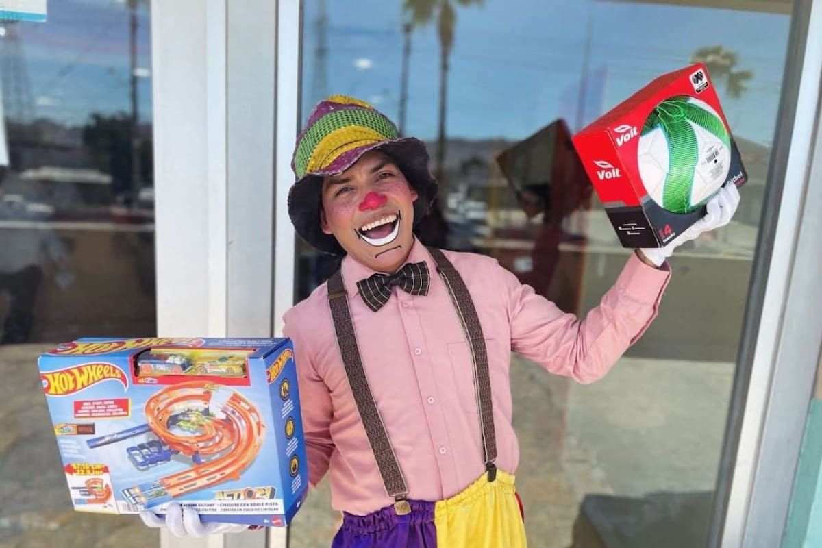 “Payasito René” lleva alegría a los niños y niñas con cáncer en el Hospital Infantil del Estado de Sonora
