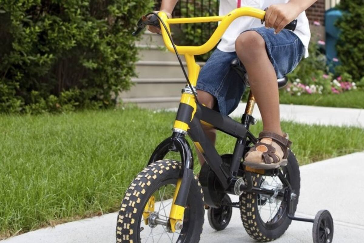 Menor golpea con su bicicleta un auto; deja tierno mensaje al dueño