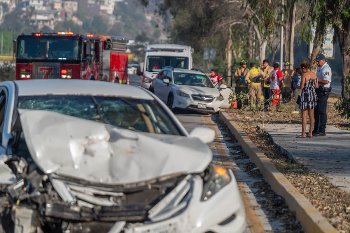 Hombre queda lesionado tras choque en bulevar Salvador Rosas Magallón, Tijuana