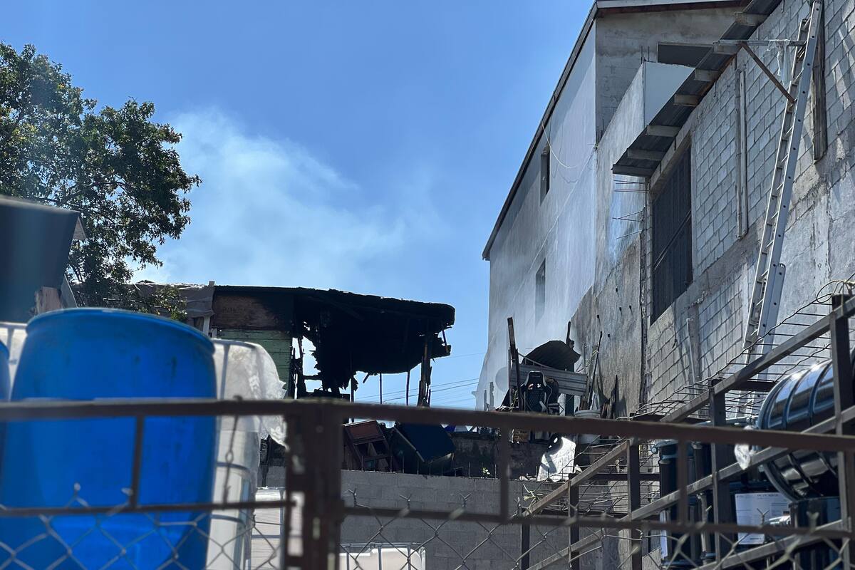Incendio consume 3 viviendas en Camino Verde