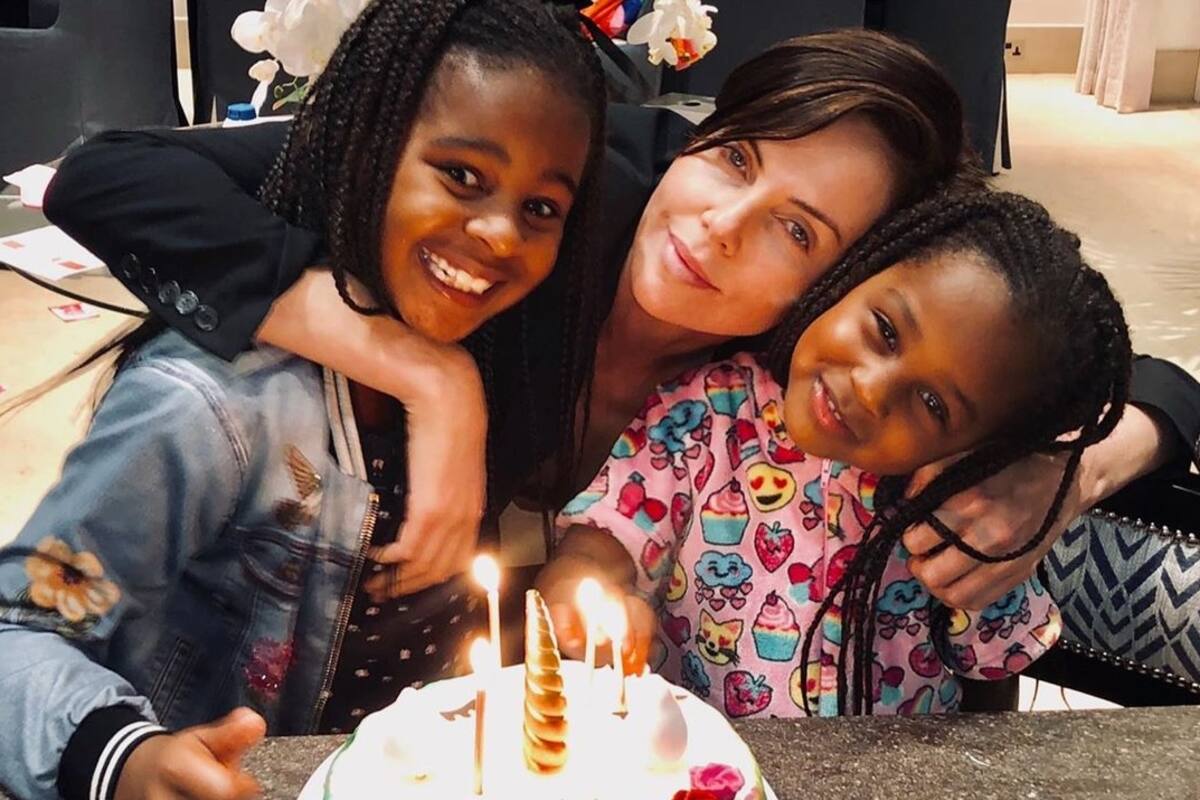 "Nunca volveré a ser la misma": Charlize Theron, tras publicar por primera vez fotos de sus dos hijas