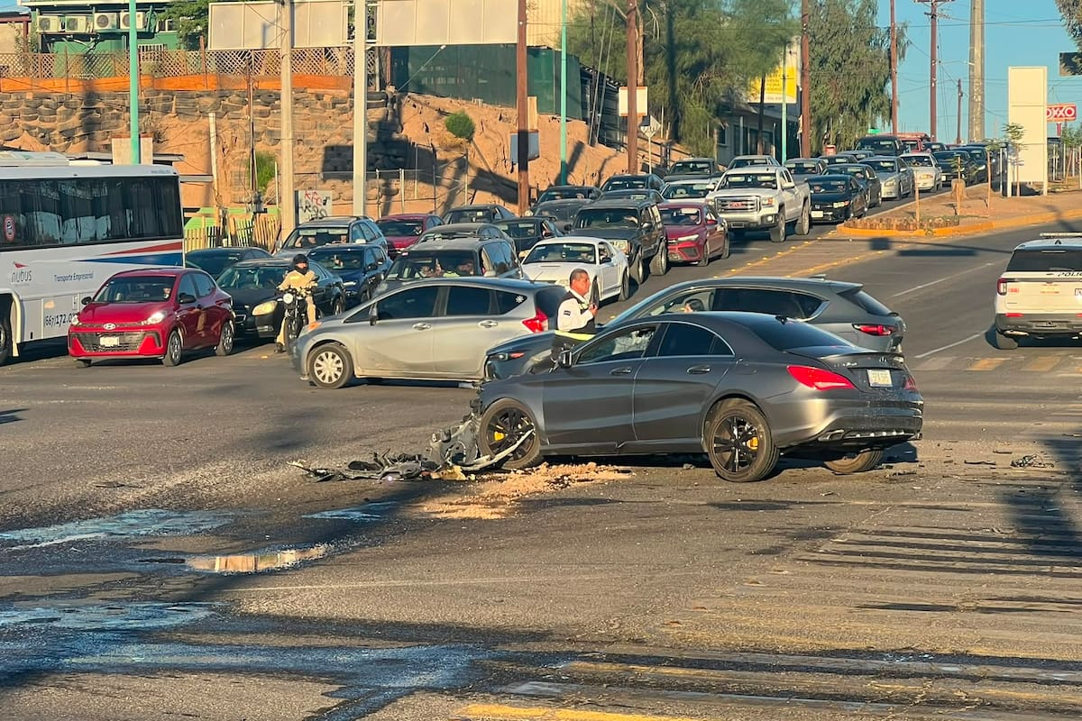 Joven de 19 años provoca choque tras pasarse el semáforo en rojo en el Centro Cívico